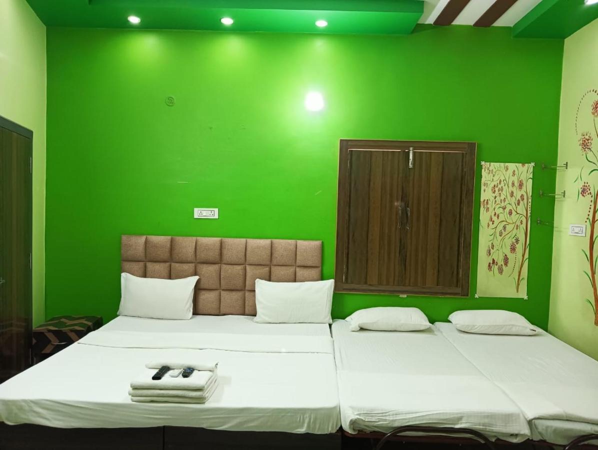 Trinetra Inn Varanasi Exterior foto