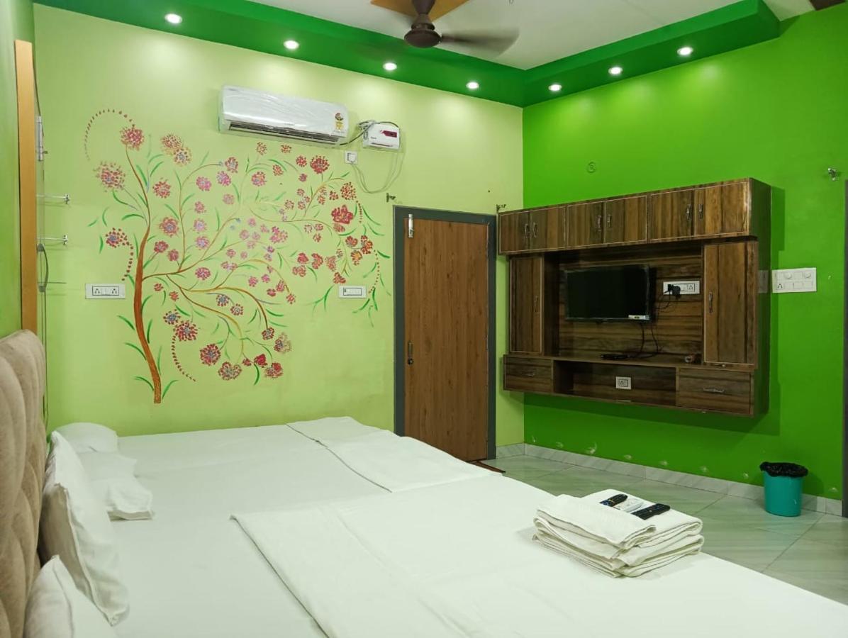Trinetra Inn Varanasi Exterior foto