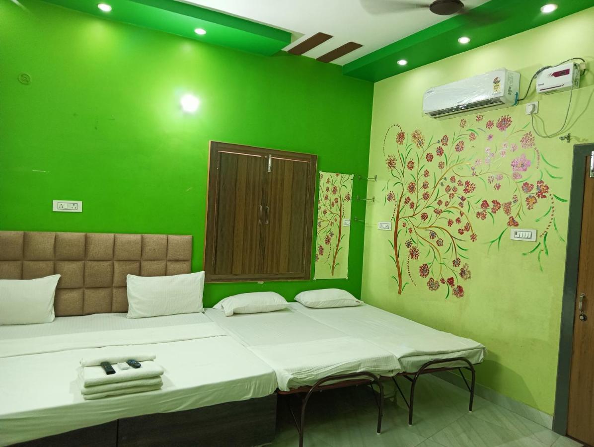 Trinetra Inn Varanasi Exterior foto