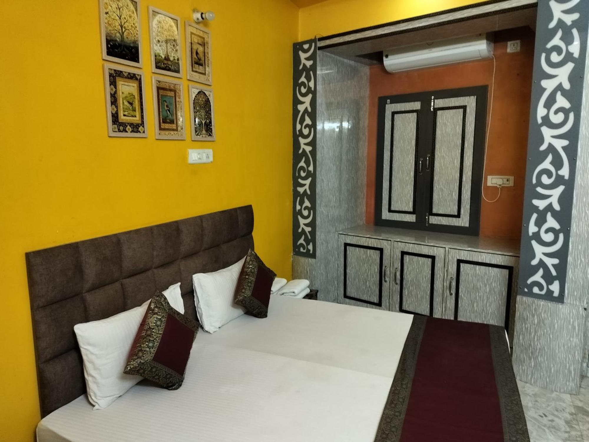Trinetra Inn Varanasi Habitación foto